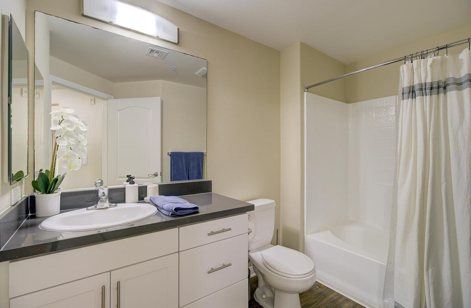 Zircon Zen - Quiet Retreat 2br Pool, Jacuzzi Marina Apartamento